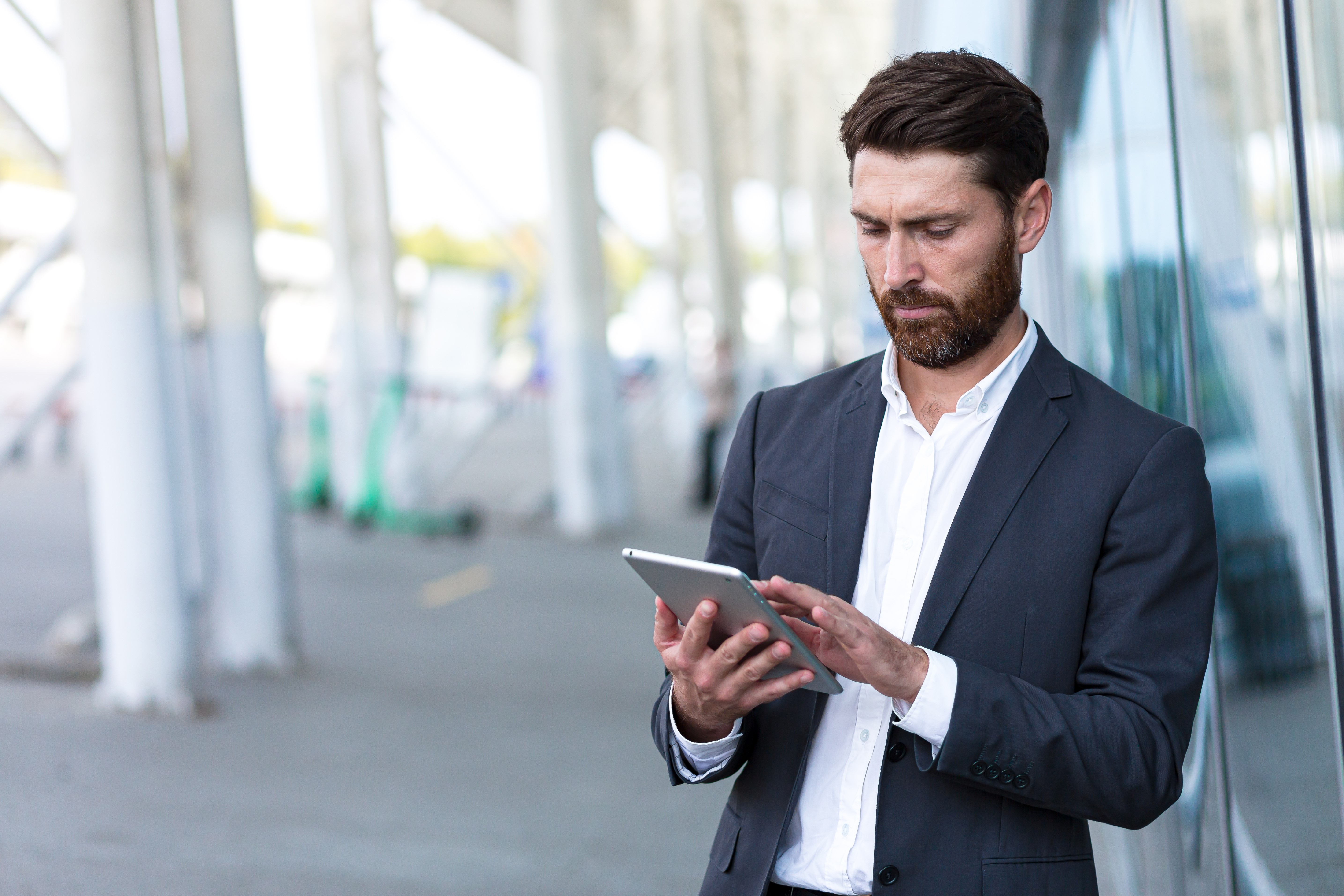 Photographie d'un property manager inspectant une zone industrielle sur sa tablette équipée d'ImmoPad